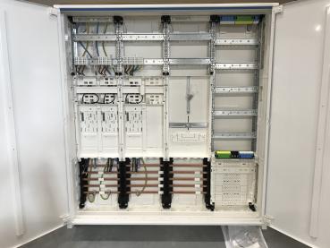 Hager Zählerschrank 3x eHZ Zählerfeld + 1x 3.HZ-TSG-Feld + 1xVerteilerfeld 5-reihig 1100mm mit APZ-Raum ZB34S (inkl. Datenschnittstelle und RJ45-Buchse)